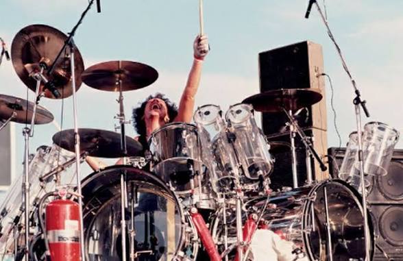 OcoWax's tweet photo. Have an awesome day today everyone 🎶🤘#AlexVanhalen #VanHalen https://t.co/C110GAAkWZ