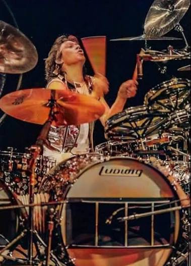 OcoWax's tweet photo. Have an awesome day today everyone 🎶🤘#AlexVanhalen #VanHalen https://t.co/C110GAAkWZ