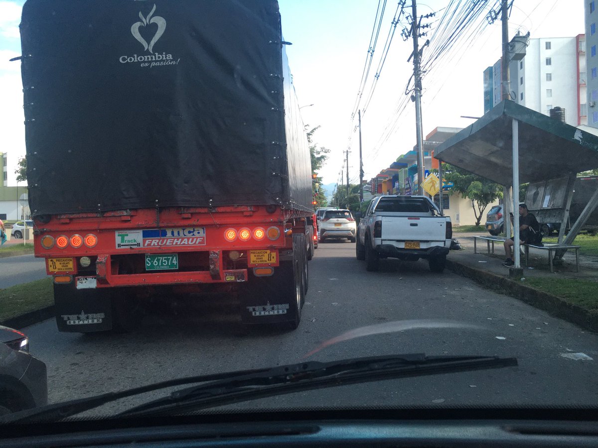 DiegoMDia's tweet photo. @AlexBaqueroS No se le ve nada de comprensión es a usted, semejantes trancones todos los dias por las obras en la ciudad y usted permitiendo retenes de tránsito que generan más trancones, en vez de ponerlos a descongestionar, carros parqueados en el trancon https://t.co/2RMuWpoo8o