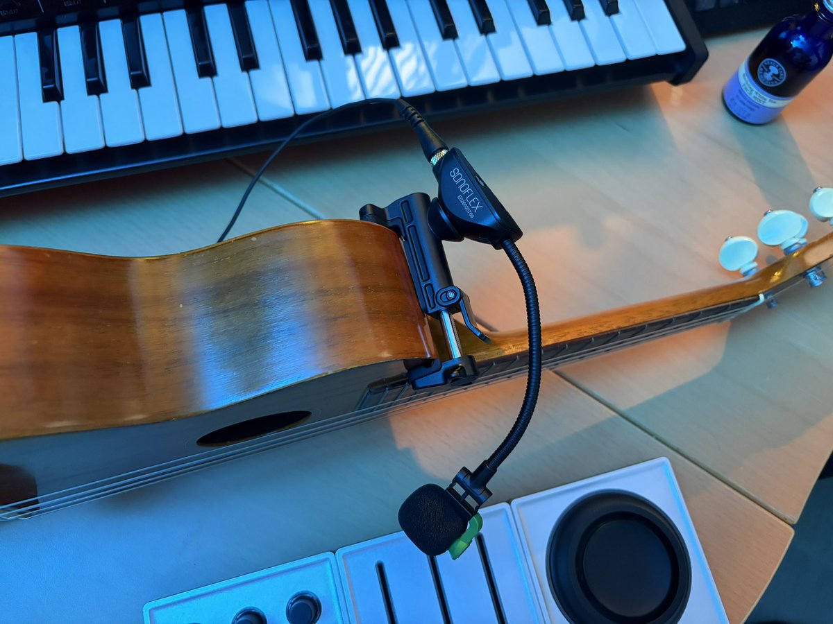 macky164's tweet photo. SonoFlexでウクレレ試したら
すごくクリアに録れて好みの音。
見た目もカッコイイ！

マウントクリップが豊富なので
色んな楽器を録音してみます。

#CloudVocal
#Kikutani https://t.co/UGa5oYwqh2