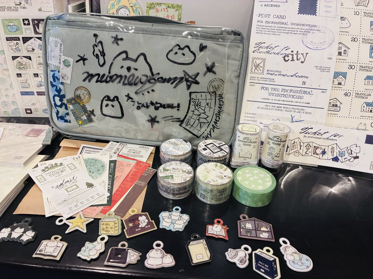 HeyaMagi's tweet photo. #紙博i n東京での大好きな #mewmewbeam さんのグッズ買ってきました🥰行ける日が最終日だったので新作のハンコが売り切れちゃうかと思ったけど、案の定、4種類中1種類しか残ってなかったー😣残念。
でも、mewmewbeamさんにサインをお願いしたらこんな素敵なサイン頂けて本当に感謝です♡嬉しい♡家宝 https://t.co/tpfYAQ5ZdU