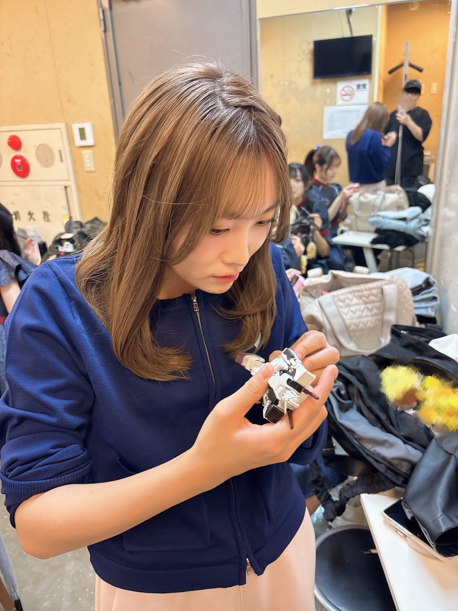 nana_miyazaki's tweet photo. 『うるトラすフェスタvol.47』
ありがとうございました🐯🩵

久しぶりの胸ガン衣装✨
みんな喜んでくれて嬉しかった🥰
可愛いってたくさん言ってくれてありがちょ🫶🏻

写真はなにやら #ガンプラ を持っている…
やっと一緒に写真撮れた🤳🏻
投稿待っといて🐮
（後ろの2人にも注目👀）

#LINKLPLANET https://t.co/9CGplxoXf4