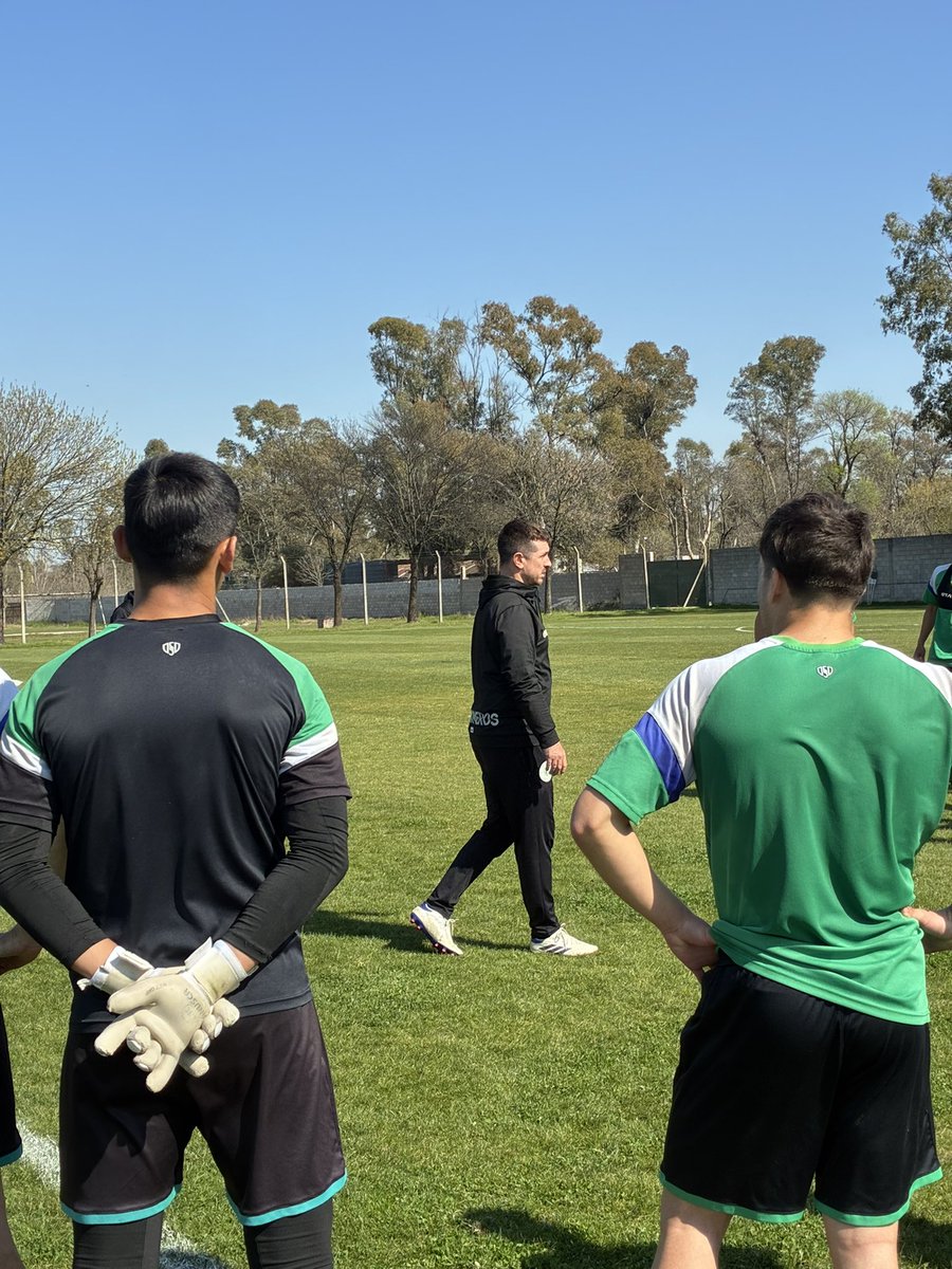 casdcamioneros's tweet photo. #FutbolProfesional #PrimeraB 

📍 Club Camioneros 

✅Luego de un trabajo con pelota comienzan trabajos de futbol pensando en el partido con Flandria.

🌎https://t.co/MCLy8BsZmm https://t.co/pwr5ozmPpz