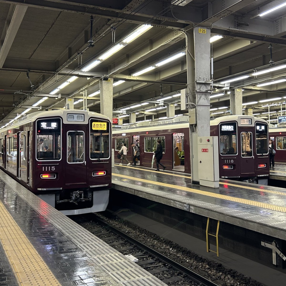 1259K_train's tweet photo. 阪急宝塚本線 #阪急運用 
・特急日生Exp.日生中央8001レ 8005F
・通勤急行宝塚4801レ 1015F
・普通川西能勢口K1831レ 1018F

阪急京都本線
・準特急京都河原町18000レ 2306F
・普通高槻市1840レ 5302F https://t.co/boGjHSufRv