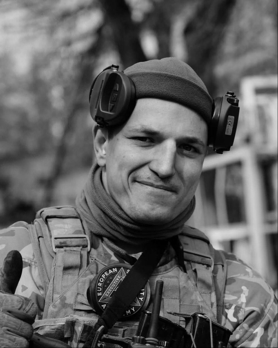 visegrad24's tweet photo. 🇺🇦🕯️ Legendary Ukrainian fighter Serhiy “Bortsukha” has been killed

In the first days of the Russian invasion, he rode a bicycle toward Irpin with only three RPG-7 rounds to stop Russian columns heading for the Kyiv region.

Serhiy commanded a marine unit and died a few days ago in an airstrike. His fellow soldiers remembered him as a man who inspired others through his personal example.

Eternal memory to the Hero!
