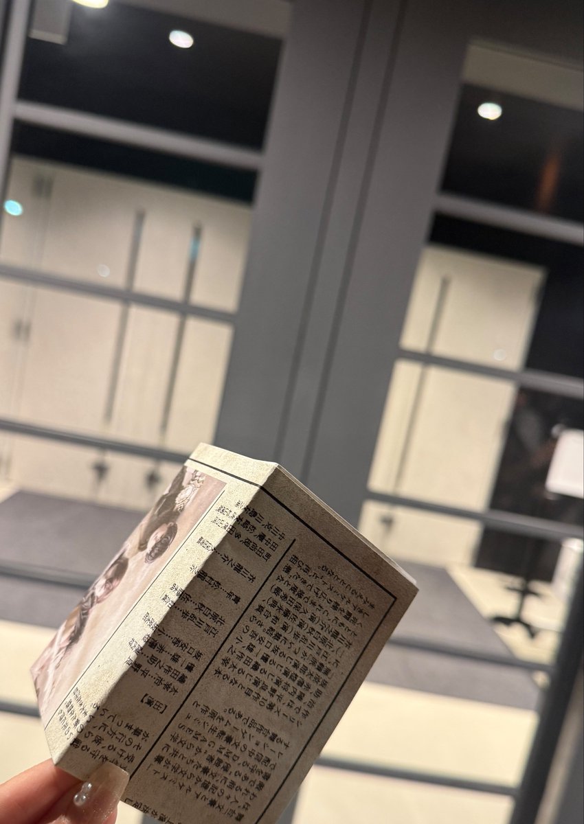 1990__at's tweet photo. 新作フライヤーをありえないサイズに折っていた赤澤燈さん https://t.co/ZlQHGf35lP