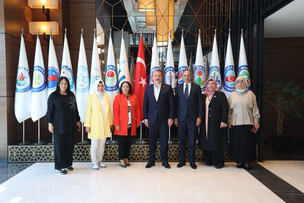 MemurSenKonf's tweet photo. Aile ve Sosyal Hizmetler Bakan Yardımcısı Sayın Dr. Sevim Sayım Madak ve beraberindeki heyet, Genel Başkanımız Ali Yalçın ile bir araya geldi.

Görüşmede aile politikaları ve aileyi güçlendirmeye yönelik çalışmalar ele alındı.

Bakan Yardımcısı Madak, Memur-Sen Kadın Komisyonu ile de bir araya gelerek Aile Eğitim Programımızın kapsamı ve 81 ile yaygınlaştırılmasına yönelik çalışmaları değerlendirdi.

@_aliyalcin_ @SayimMadak @Sdka_Aydin   @tcailesosyal @MemurSenKadin