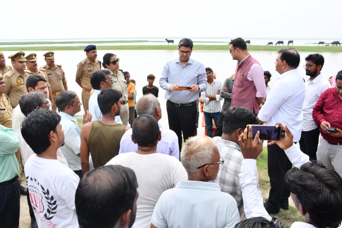 dmbudaun's tweet photo. मंडलायुक्त बरेली मंडल शंभू कुमार ने दातागंज के ग्राम भुण्डी पहुंचकर बाढ़ प्रभावित क्षेत्र का जायजा लिया। उन्होंने स्थानीय लोगों से संवाद कर समस्याएं जानी तथा रहपुरा व कदम नगला में बाढ़ की स्थिति एवं राहत-बचाव कार्यों की समीक्षा की।
@UPGovt
@CMOfficeUP
@CommissionerBA1
@rahat_up https://t.co/CQUHPpmqQS