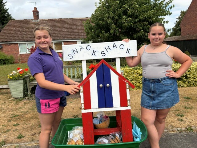 HP_LifestyleYET's tweet photo. 🐞The Little Bugs Community Helpers have been so busy this summer! 😎
They have raised £724 for their church and the Yorkshire Air Ambulance - ran their own snack shack full of homemade treats 🧁organised a Dog Show 🐕 and planted flowers 🌻
#Lifestyle #MakeADifference #SummerFun https://t.co/w50SztZsAA