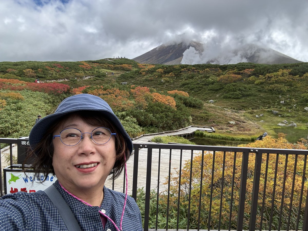 harmony_sachiko's tweet photo. 紅葉が始まってきた大雪山旭岳にトレッキングに行ってきました！
4.6kmの山散歩、気持ち良かった💕
クマ避け？に歌いなが��歩くテーマソングは、半﨑美子さんの白帆のリズムがピッタリ✨
チングルマの綿毛、可愛いかった💕

#大雪山
#旭岳
#トレッキング https://t.co/S4hrEqULsP