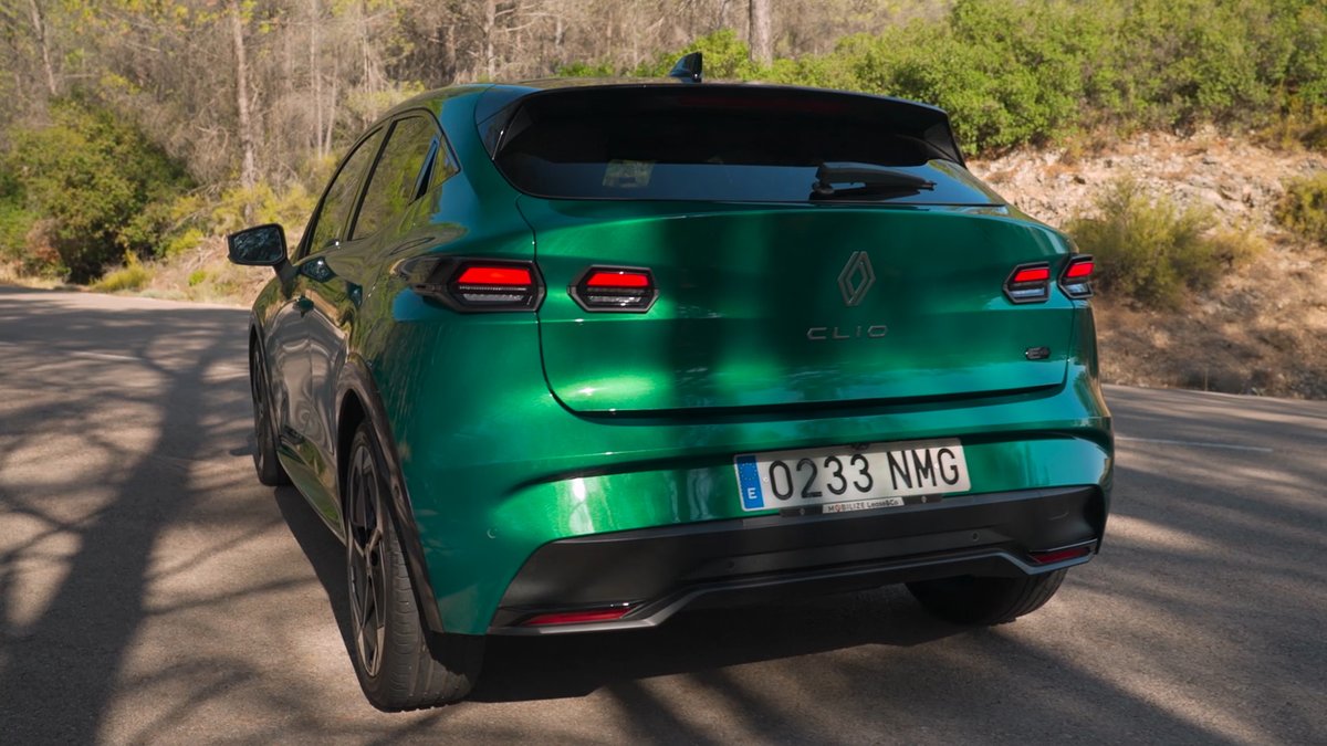 CCubicos's tweet photo. Este domingo en #CCubicos433, @Juanjo_Godmode nos traerá una prueba del nuevo @renault_esp Clio E-Tech 🔋 en su nueva generación. Aterriza con un diseño muy llamativo y un motor híbrido muy eficiente de 160 CV 🚀.

A partir de las 9:45 en @antena3com 📺
@puntalproduc https://t.co/Mf0uR7s0qC