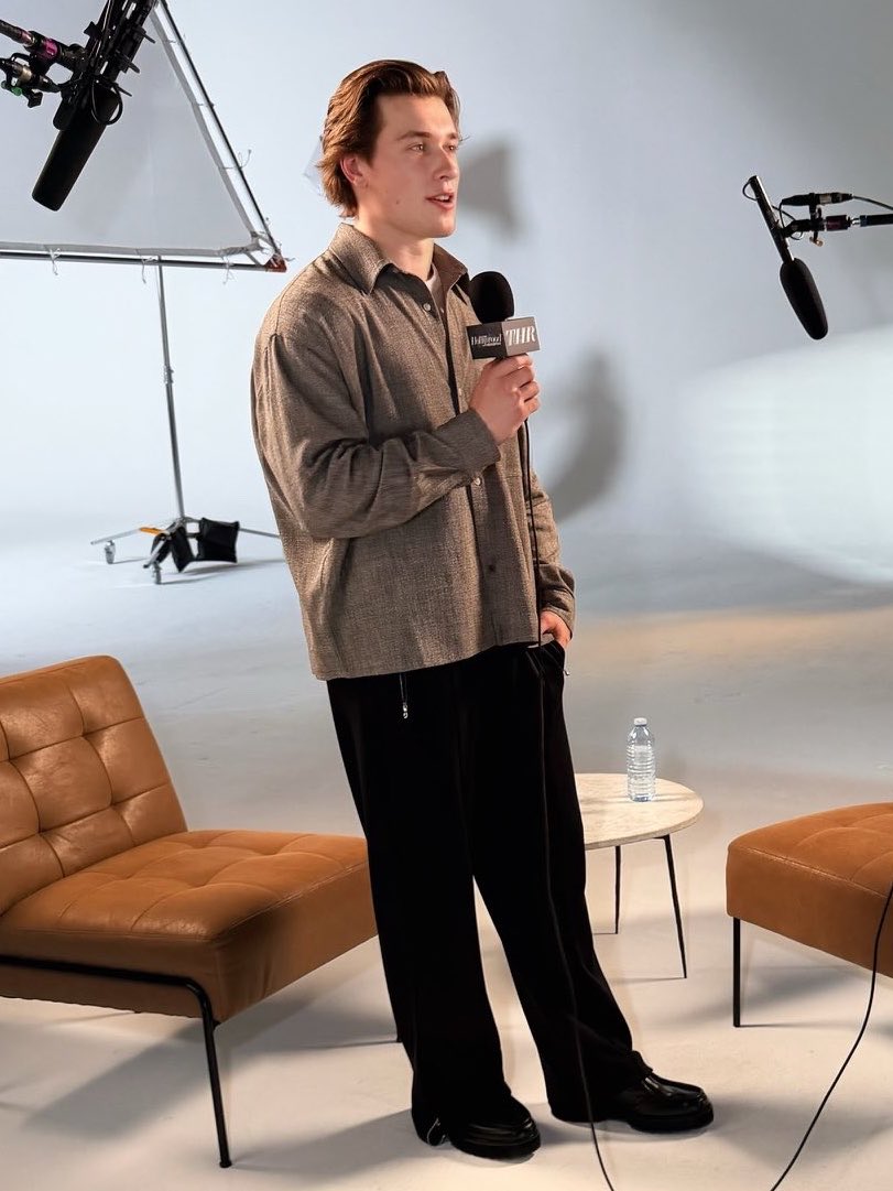 mackieology's tweet photo. well ofc mack didn’t arrive already looking sharp on that set😭 we really cannot escape the rubber shoes and skinny jeans https://t.co/2OmXoxyC3C