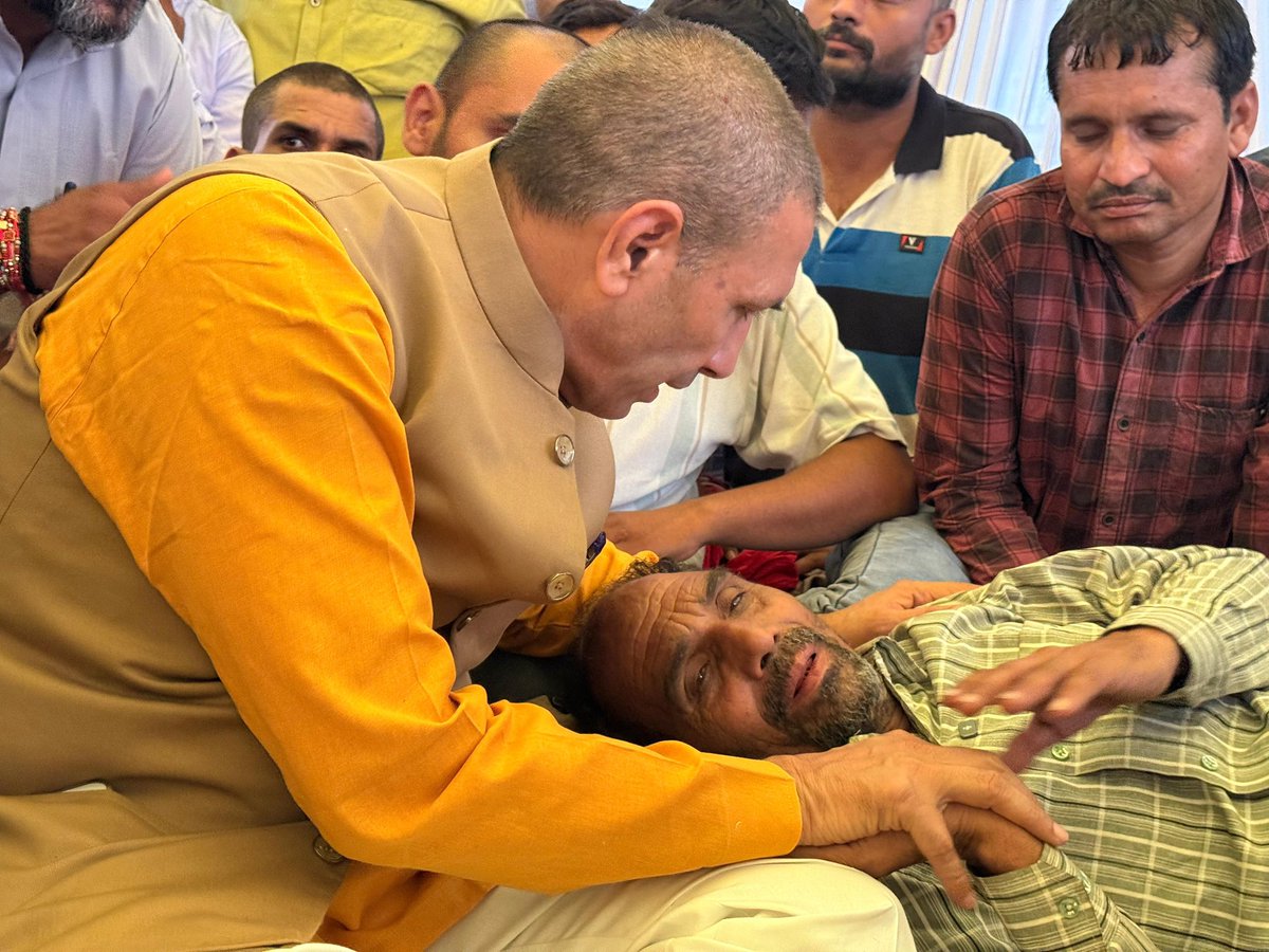 jitupatwari's tweet photo. #रीवा में आज एक ऐसा दृश्य सामने था, जिसे शब्दों में बयान करना मुश्किल है! जब कल्पना मिश्रा के पिताजी से मिला, मन बहुत भारी और भावुक हो गया! उनके सामने बैठा तो पीड़ा को व्यक्त करने वाले सारे शब्द छोटे पड़ गए!

एक पिता की आंखों में अपनी बेटी को खोने का असहनीय दर्द था! एक ऐसा दर्द, जिसे कोई सांत्वना कम नहीं कर सकती! कल्पना आज भले ही इस दुनिया में नहीं हैं, लेकिन उनकी याद उनके पिता की हर सांस में है!

मैंने उनके चेहरे पर सिर्फ आंसू नहीं देखे! एक पिता का अपनी बेटी के लिए न्याय मांगता हुआ मौन भी देखा! कल्पना को वापस तो नहीं लाया जा सकता, लेकिन उनके साथ हुए अत्याचार को सच के रूप में अब सामने आना चाहिए!

प्रदेशवासियों,
मैं उनके पिता से यही कहकर आया हूं, आप अकेले नहीं हैं! कल्पना के न्याय की इस लड़ाई में कांग्रेस आपके साथ खड़ी है! अपने मप्र का हर नागरिक भी न्याय की आवाज उठाएगा! हम मिलकर इस अन्याय के खिलाफ लड़ेंगे!
 
@rshuklabjp  
@narendramodi
@DrMohanYadav51