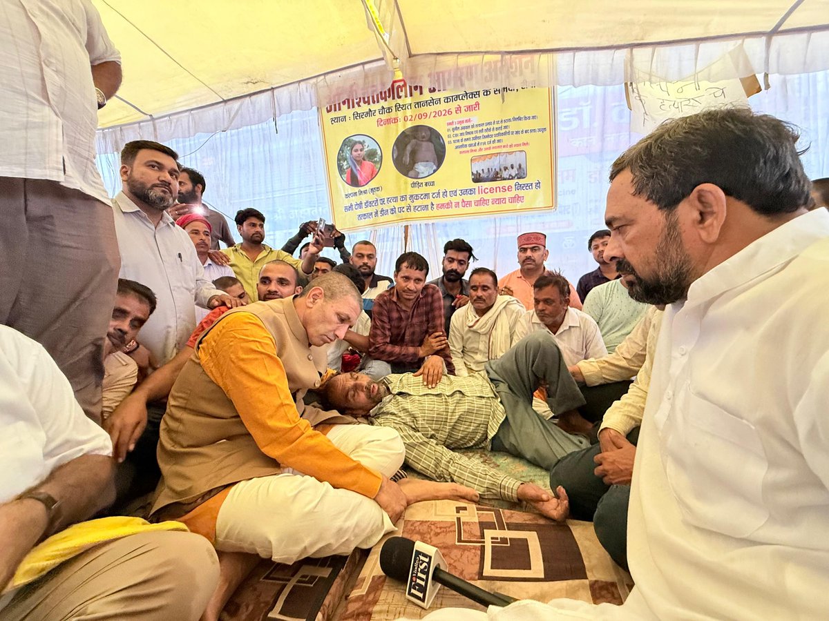 jitupatwari's tweet photo. #रीवा में आज एक ऐसा दृश्य सामने था, जिसे शब्दों में बयान करना मुश्किल है! जब कल्पना मिश्रा के पिताजी से मिला, मन बहुत भारी और भावुक हो गया! उनके सामने बैठा तो पीड़ा को व्यक्त करने वाले सारे शब्द छोटे पड़ गए!

एक पिता की आंखों में अपनी बेटी को खोने का असहनीय दर्द था! एक ऐसा दर्द, जिसे कोई सांत्वना कम नहीं कर सकती! कल्पना आज भले ही इस दुनिया में नहीं हैं, लेकिन उनकी याद उनके पिता की हर सांस में है!

मैंने उनके चेहरे पर सिर्फ आंसू नहीं देखे! एक पिता का अपनी बेटी के लिए न्याय मांगता हुआ मौन भी देखा! कल्पना को वापस तो नहीं लाया जा सकता, लेकिन उनके साथ हुए अत्याचार को सच के रूप में अब सामने आना चाहिए!

प्रदेशवासियों,
मैं उनके पिता से यही कहकर आया हूं, आप अकेले नहीं हैं! कल्पना के न्याय की इस लड़ाई में कांग्रेस आपके साथ खड़ी है! अपने मप्र का हर नागरिक भी न्याय की आवाज उठाएगा! हम मिलकर इस अन्याय के खिलाफ लड़ेंगे!
 
@rshuklabjp  
@narendramodi
@DrMohanYadav51