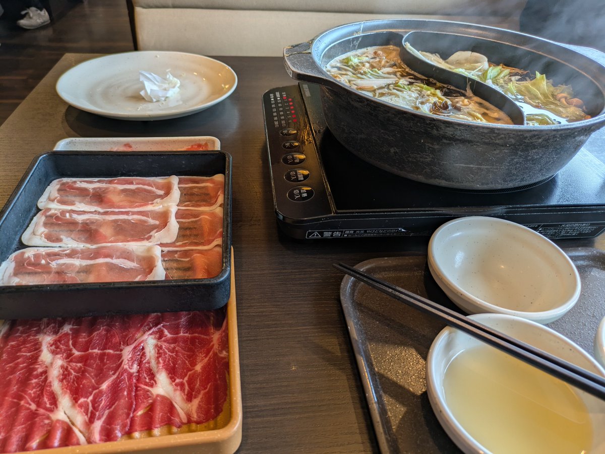 higheramp's tweet photo. #私のしゃぶ葉日記

たまたま行こうと思ってた日から
新メニューが始まるとのことで
思う存分楽しんで参りました

ポルチーニ香るきのこだしは
お出汁が入った瞬間からいい匂いがして
花藻塩のかぼすたれは酸っぱすぎなくて
私好みのお味でした

どっちもまた食べたいなぁ😋 https://t.co/DRFEJrCJvY