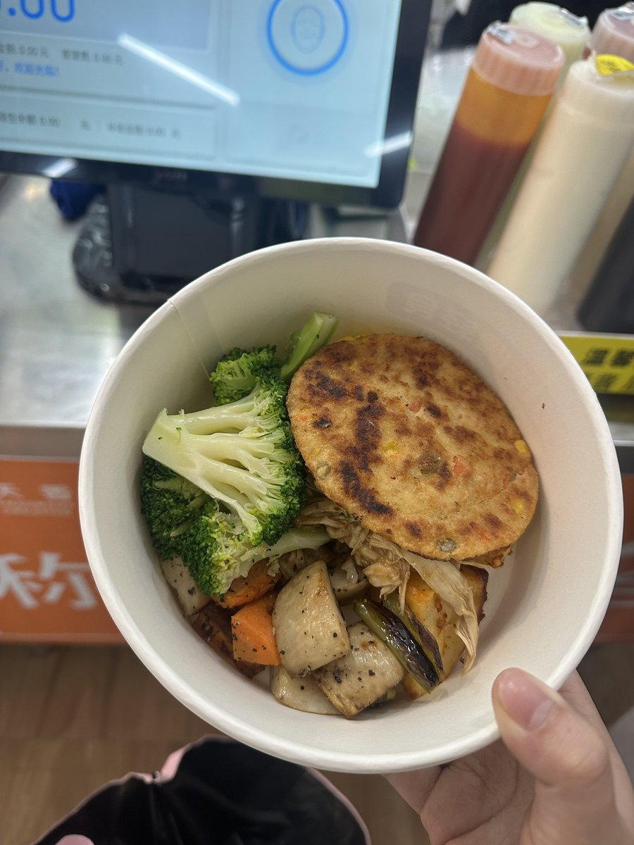 imKrt01's tweet photo. 每天就吃这些猪食 https://t.co/LlaL4xb6yc
