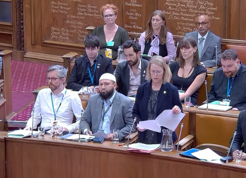 KeyworkerMan's tweet photo. Leeds Green Cllr Mothin Ali looking very sheepish at yesterdays full Council meeting - after been found out to be a greedy landlord, &amp; claiming extra allowances from the council for no good reason 😮
➡️#LeedsNeedsReform 🏴󠁧󠁢󠁥󠁮󠁧󠁿🇬🇧 https://t.co/50N6RHwFFh