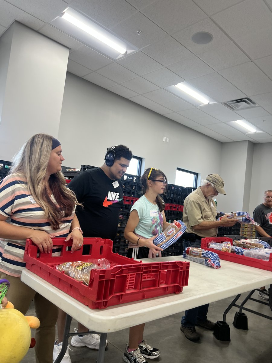 MasterProvision's tweet photo. Lloyd Memorial High School came in this week to help process sweet potatoes and bread. They were our first school group of the year, and we absolutely loved serving alongside them. Thanks for you all your help! https://t.co/Ln8D7MWuzX https://t.co/TmoAWoAOMA