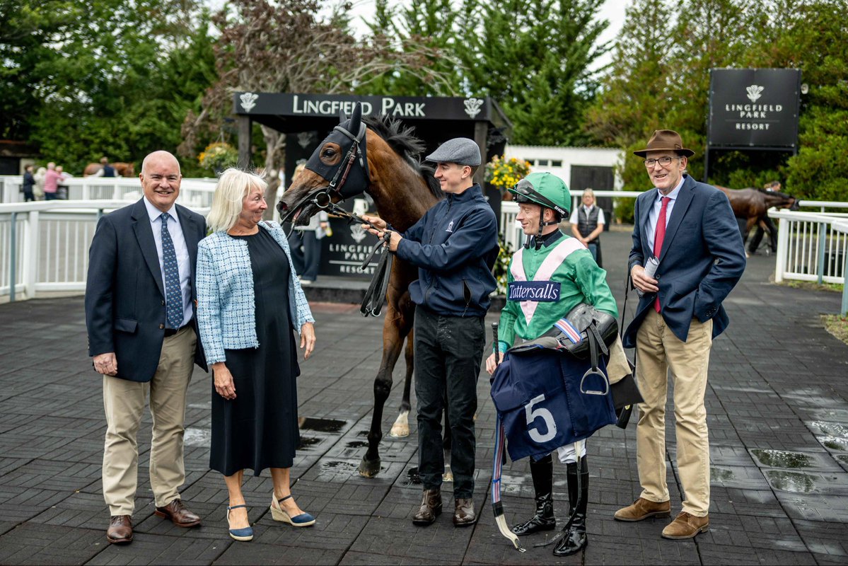 LingfieldPark's tweet photo. The @SkySportsRacing Sky 415 Nursery Handicap (Class 5)

🥇Location Location

🥈Horndean 

🥉Arabica Queen

Winning Jockey: Eddie Greatrex
Winning Trainer: @james_fanshawe 
Winning Owner: Mr Des Thurlby
📷:@dcoolimages https://t.co/APzYHJu8Jc