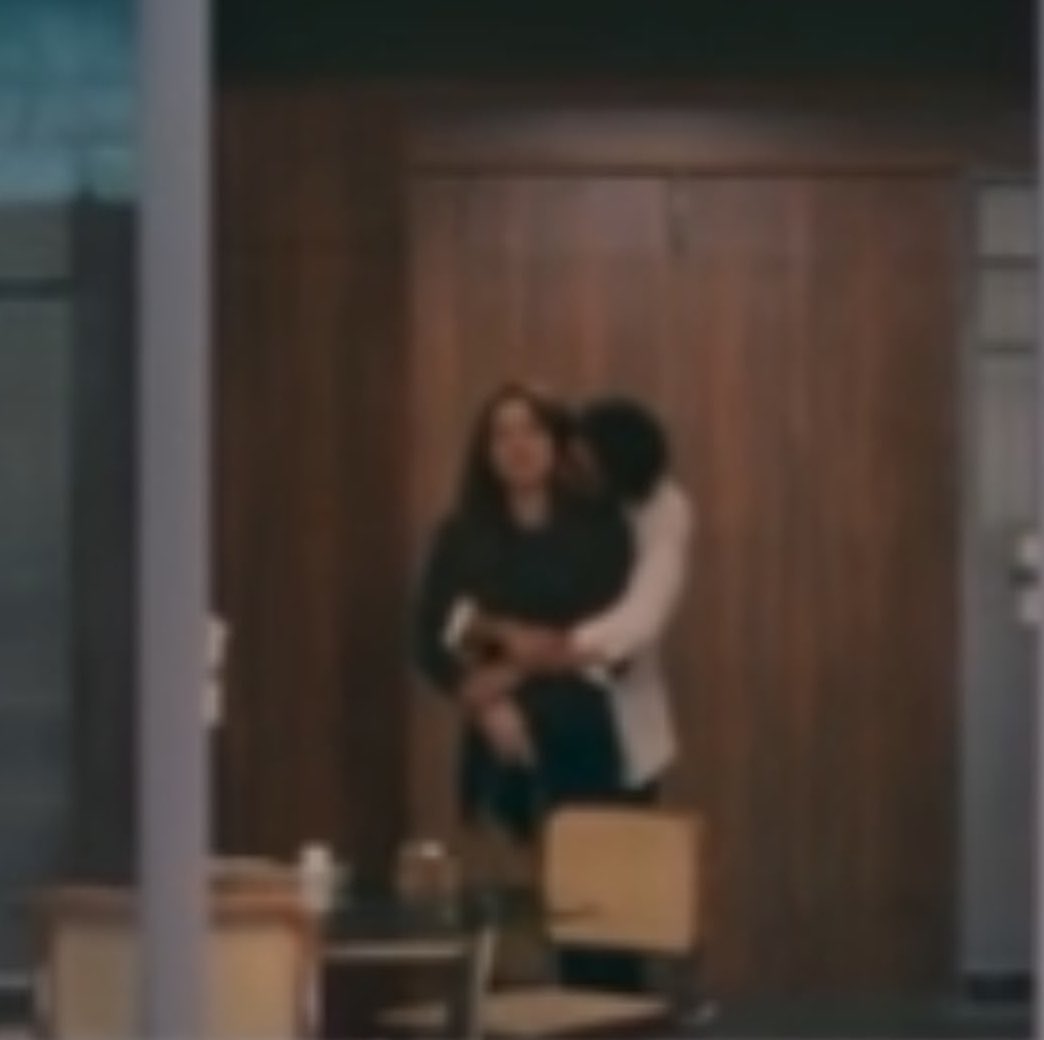 httpmaluz's tweet photo. imagina quão ruim seria ter uma cena do pedro chegando por trás da adriana, abraçando ela e dando beijinho no pescoço e essa cena do estar a quilômetros de distância? 

ah……. https://t.co/s6g0pqxmCr