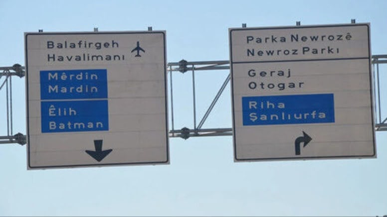 Hamdulah_ER's tweet photo. Bir toplum, basit ve ucuz siyasi çıkarlar uğruna bu kadar kutuplaştırılırsa, bir yön tabelası bile kavga sebebi olabilir.

Kürtçe'nin kamusal alanda görünür, konuşulur olmasından rahatsızlık duyanların tamamı psikolojik rahatsızlık içindedir.

Allah'tan şifa diliyorum. https://t.co/5puefKODuv