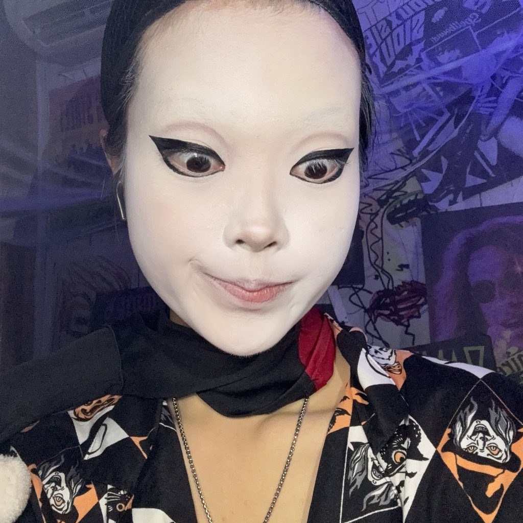 Livingdead_kev's tweet photo. when you’re only on 30% with your makeup and you’re already tired af https://t.co/JHSKXOCamr