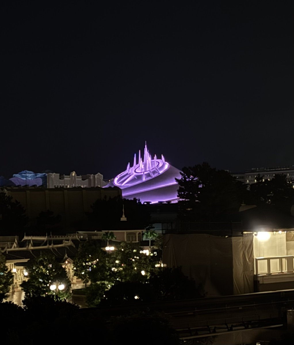 PotCtortuga's tweet photo. スペースマウンテンまた光ってる！

色はグラデーションで微妙に変わるみたい https://t.co/jGzAX6rFFS