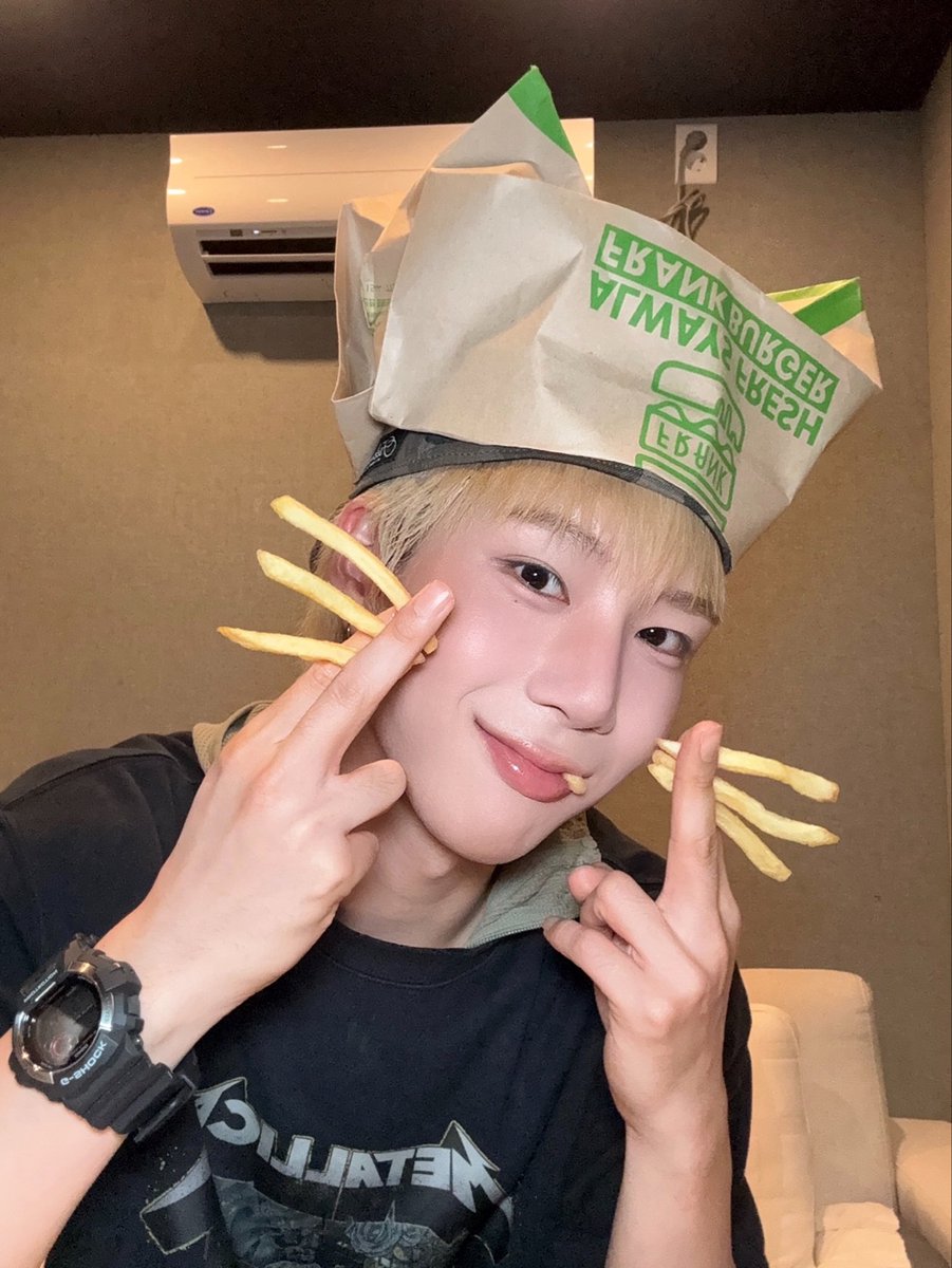 DIGNITY_members's tweet photo. 맥도날드 고양이? 
아니ㅋ 난 프랭크버거 고양이 (=^‥^=)

#LUKE #루크 #DIGNITY #디그니티 https://t.co/jJyjGBkZFy