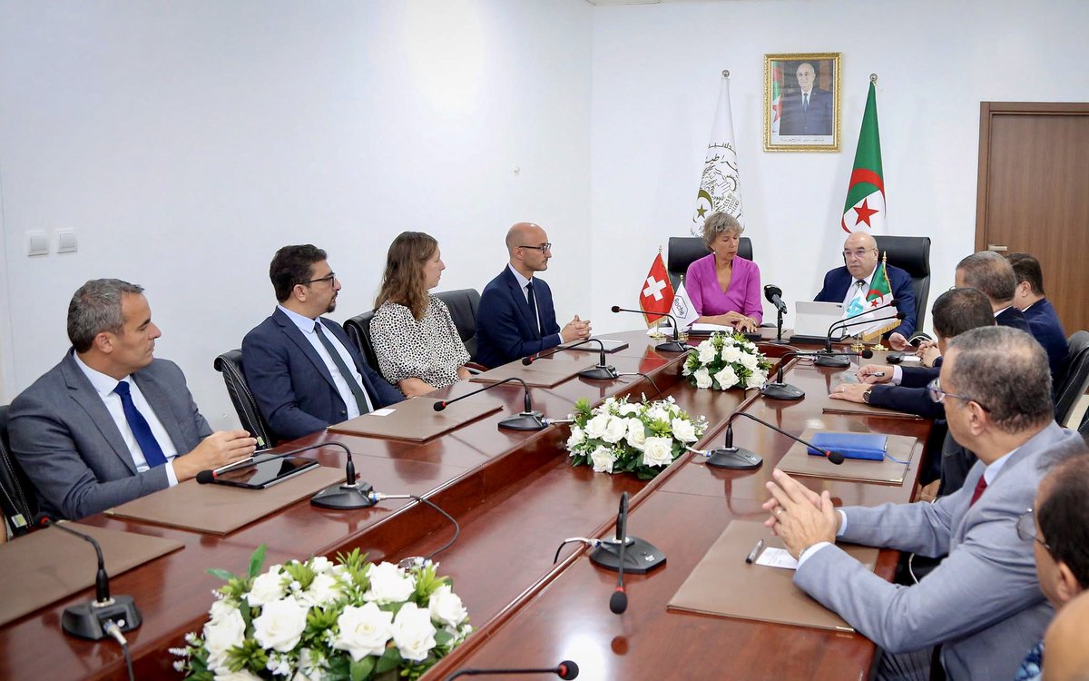 SwissAmbALG's tweet photo. Aux côtés du Min. de @industrie_pharm, M. Kouidri, j’ai assisté à la signature d’un nouvel accord entre @Roche Algérie &amp; SAIDAL pour développer la production locale de traitements biotechnologiques contre le cancer du sein. Une coopération strat. qui renforce nos liens 🇨🇭🇩🇿 https://t.co/738yWArM6H