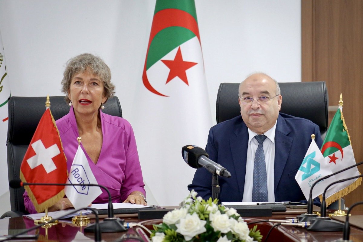 SwissAmbALG's tweet photo. Aux côtés du Min. de @industrie_pharm, M. Kouidri, j’ai assisté à la signature d’un nouvel accord entre @Roche Algérie &amp; SAIDAL pour développer la production locale de traitements biotechnologiques contre le cancer du sein. Une coopération strat. qui renforce nos liens 🇨🇭🇩🇿 https://t.co/738yWArM6H