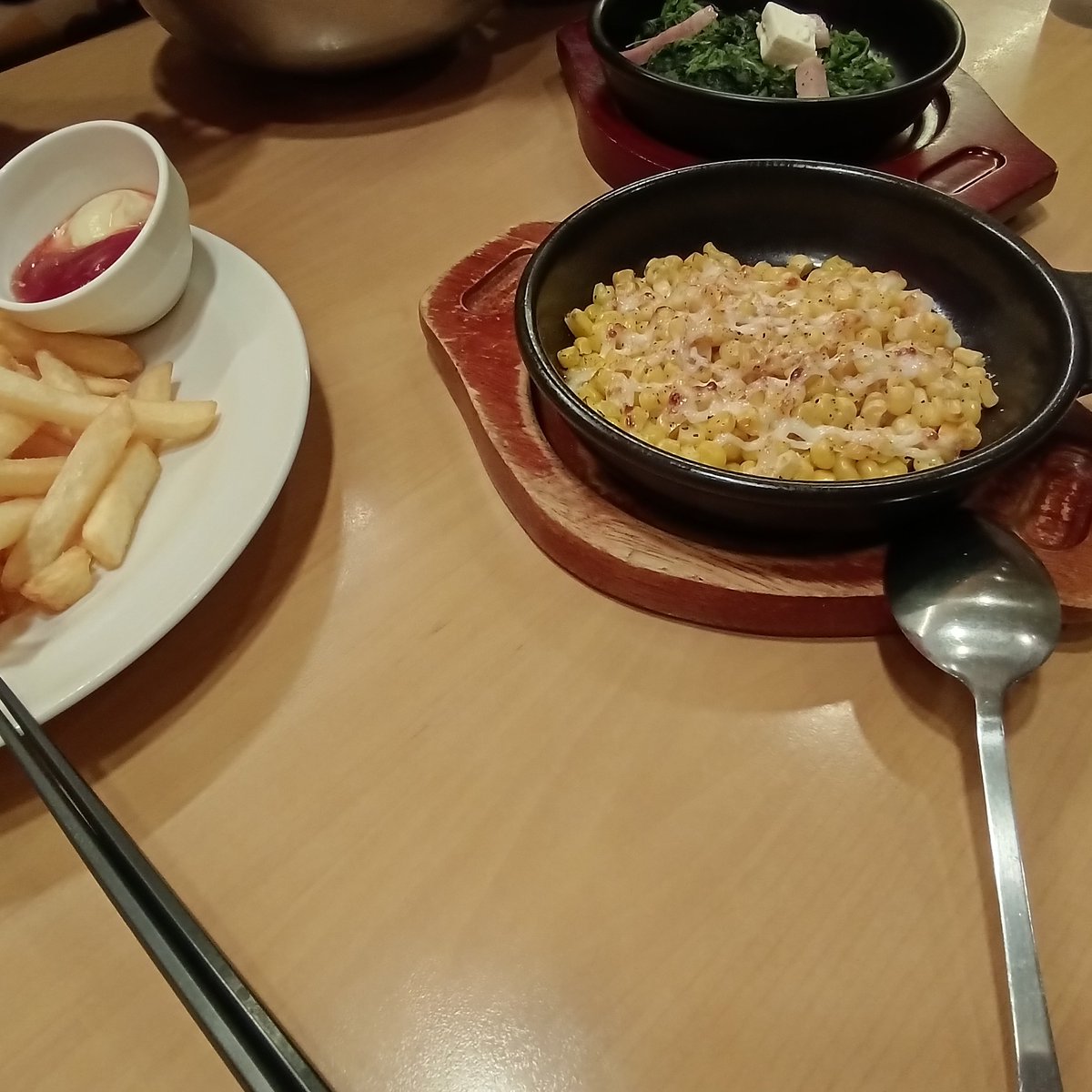 56eat's tweet photo. 今宵は前職の良き戦友と、川口のガストでだべりタイム笑
ネコロボのニコニコも見れて、満足ですな！
(満足する点が違う気がするが)
#ガスト https://t.co/BIYI82dEeZ