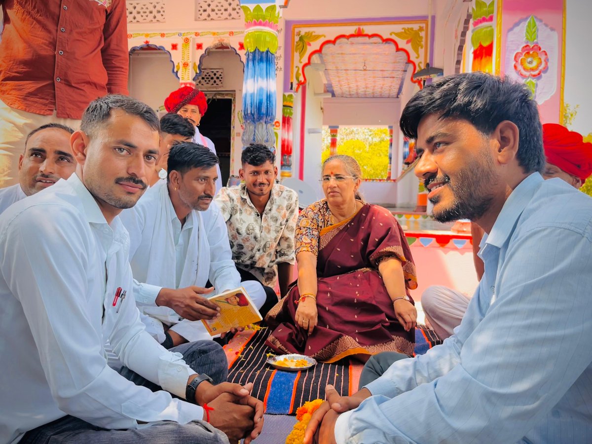 NRBhatia08's tweet photo. शिक्षा के प्रति जागरूकता जरुरी है धीरे धीरे इसका प्रभाव गावो में भी दिखने लगा है

अब फालतू फिजूल खर्चो की बजाय शिक्षा में खर्च करना समाज में शैक्षिक जागरूकता का परिचय है एक वाक्य बैंसला साहब ने कहा था की समाज के सरदारों चाहे एक रोटी कम खा लेना लेकिन अपने बच्चों को पढ़ाना जरूर 1/2 https://t.co/RcFpxrswzH