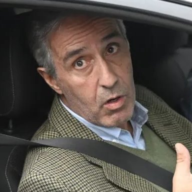 portalmvd's tweet photo. PERCIBALLE CUESTIONÓ A FERRERO, DIJO QUE NO TIENEN “DIÁLOGO” Y LE PIDIÓ “MÍNIMO RESPETO”

El fiscal de Lesa Humanidad Ricardo Perciballe criticó a la fiscal de Corte, Mónica Ferrero, por afirmar ante el Senado que su dependencia tenía 20 causas y que se le sumarían competencias. Aseguró que esos datos “no se corresponden con la realidad”.

Perciballe sostuvo que maneja 25 causas por el nuevo código y unas 120 por el anterior. También cuestionó que Ferrero anunciara cambios sin consultarlo: “No es que nos llevemos mal, pero no hay diálogo”, afirmó.

(+) en Montevideo Portal: https://t.co/PqBnHszIrn

Ricardo Perciballe y Mónica Ferrero. Fotos: FocoUy