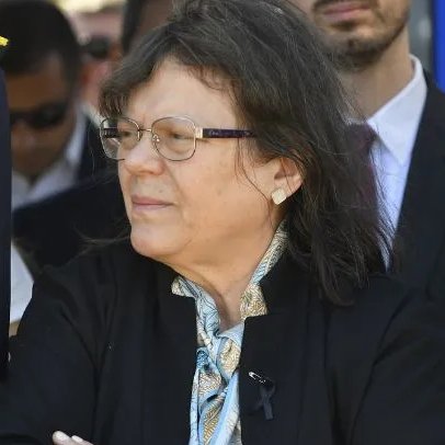 portalmvd's tweet photo. PERCIBALLE CUESTIONÓ A FERRERO, DIJO QUE NO TIENEN “DIÁLOGO” Y LE PIDIÓ “MÍNIMO RESPETO”

El fiscal de Lesa Humanidad Ricardo Perciballe criticó a la fiscal de Corte, Mónica Ferrero, por afirmar ante el Senado que su dependencia tenía 20 causas y que se le sumarían competencias. Aseguró que esos datos “no se corresponden con la realidad”.

Perciballe sostuvo que maneja 25 causas por el nuevo código y unas 120 por el anterior. También cuestionó que Ferrero anunciara cambios sin consultarlo: “No es que nos llevemos mal, pero no hay diálogo”, afirmó.

(+) en Montevideo Portal: https://t.co/PqBnHszIrn

Ricardo Perciballe y Mónica Ferrero. Fotos: FocoUy