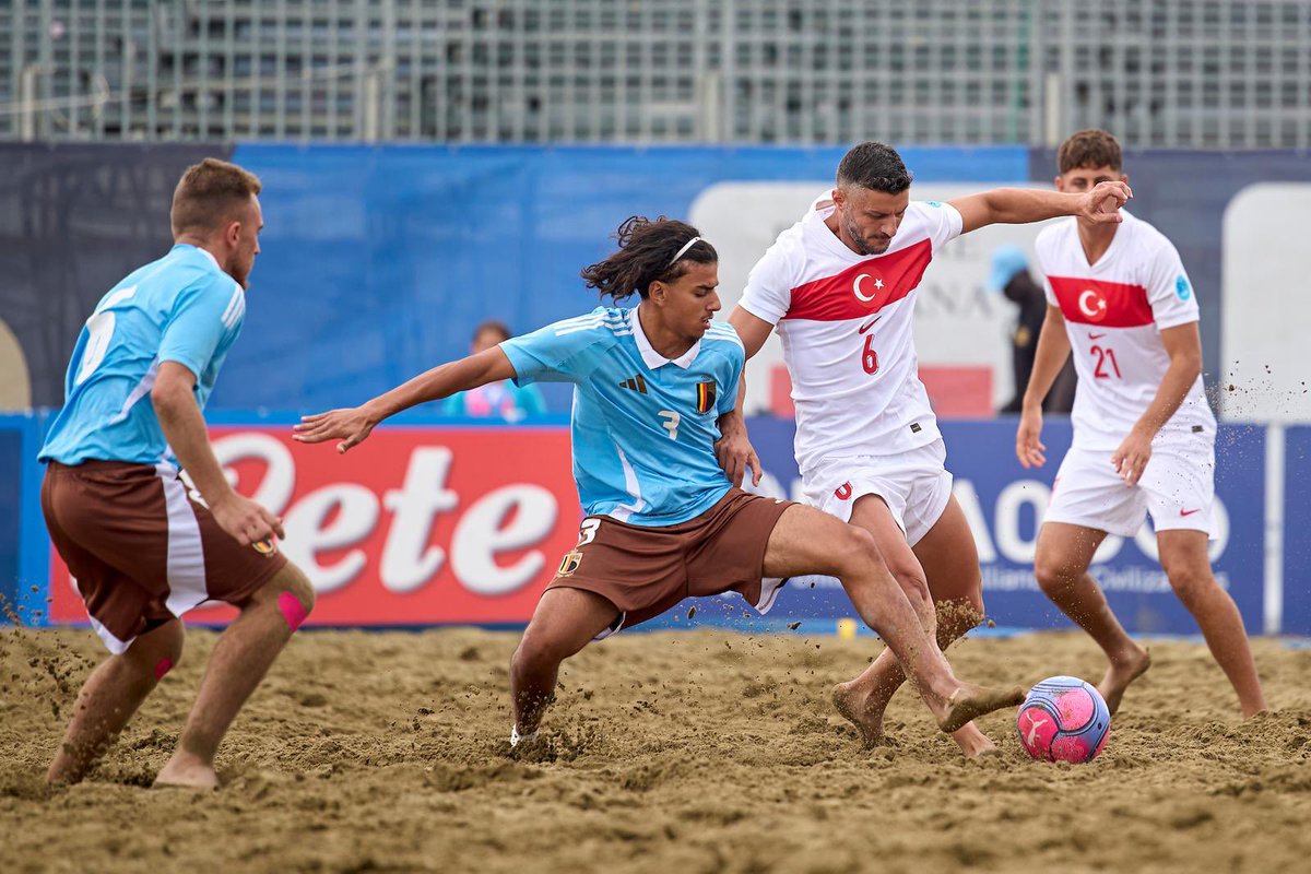 MilliTakimlar's tweet photo. Plaj Futbolu Millî Takımımız, İtalya'nın Viareggio kentinde düzenlenen Avrupa A Ligi Play-Out ikinci maçında Belçika'yı 6-5 mağlup etti. 

Viareggio Main Stadyumu'nda oynanan mücadelede Millî Takımımızın gollerini İsmail Hazar Sevinç, Ege Alkan, Serkan Banazlı, Lambert (KK), Emrah Ekmekci ve Uğur Yetkin kaydetti. 

Karşılaşmayı, Türkiye Futbol Federasyonu 2. ve 3. Lig Kulüpleri, Futsal ve Plaj Futbolundan Sorumlu Yönetim Kurulu Üyesi Murat Şahin de tribünden takip etti.

Millî Takımımız, yarın saat 11.15'te Avrupa A Ligi Play-Out son maçında Estonya ile karşılaşacak. Ay-yıldızlılar, Estonya'yı yenmesi durumunda A Ligi'nde yoluna devam edecek.