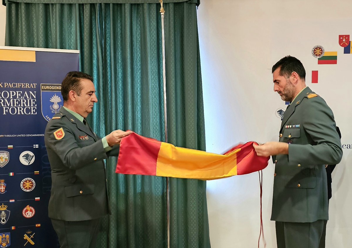 Eurogendfor's tweet photo. The #GuardiaCivil contingent at #EUROGENDFOR PHQ was honoured to receive the National Flag of Spain during a ceremony in Vicenza.

A symbol of unity, service and commitment, it represents the values that guide us.

Our sincere thanks to the #RoyalSpanishNavalLeague https://t.co/ZfXzP7BCXs