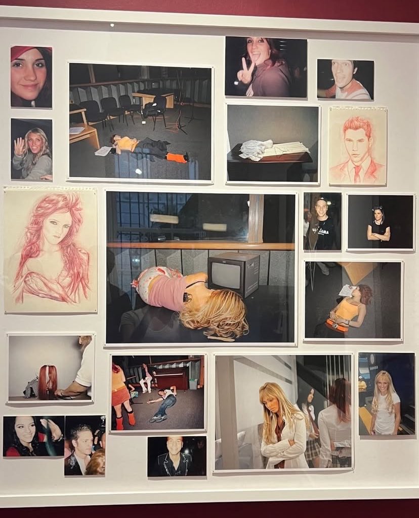 qgperronito's tweet photo. Maite esteve presente na exposição “Telenovela” em Nova Iorque (EUA), que explora a origem, evolução e influência desse fenômeno audiovisual pan-americano.

Na segunda fotografia, podemos ver registros do RBD feitos pela fotógrafa Yvonne Venegas, uma das artistas participantes. https://t.co/220xH5VyFQ