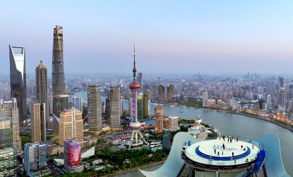 ChinaEmbPoland's tweet photo. #DataChina
Branże zaawansowanych technologii oraz sektory o wysokiej wartości dodanej stają się coraz ważniejszym obszarem zainteresowania inwestorów zagranicznych w Chinach. Ich udział w bezpośrednich inwestycjach zagranicznych (BIZ) faktycznie wykorzystanych w kraju nadal rośnie - wynika z raportu opublikowanego w środę:
- Sektory zaawansowanych technologii odpowiadały w 2025 roku za około 32% wszystkich faktycznie wykorzystanych BIZ.
- W 2025 roku w sektorze badań naukowych i usług technicznych powstało 14 000 nowych przedsiębiorstw z kapitałem zagranicznym, co oznacza wzrost o 27,2% rok do roku. Udział tego sektora w ogólnej wartości faktycznie wykorzystanych BIZ stanowił niemal jedną piątą całości, odnotowując stabilny wzrost przez siedem kolejnych lat.