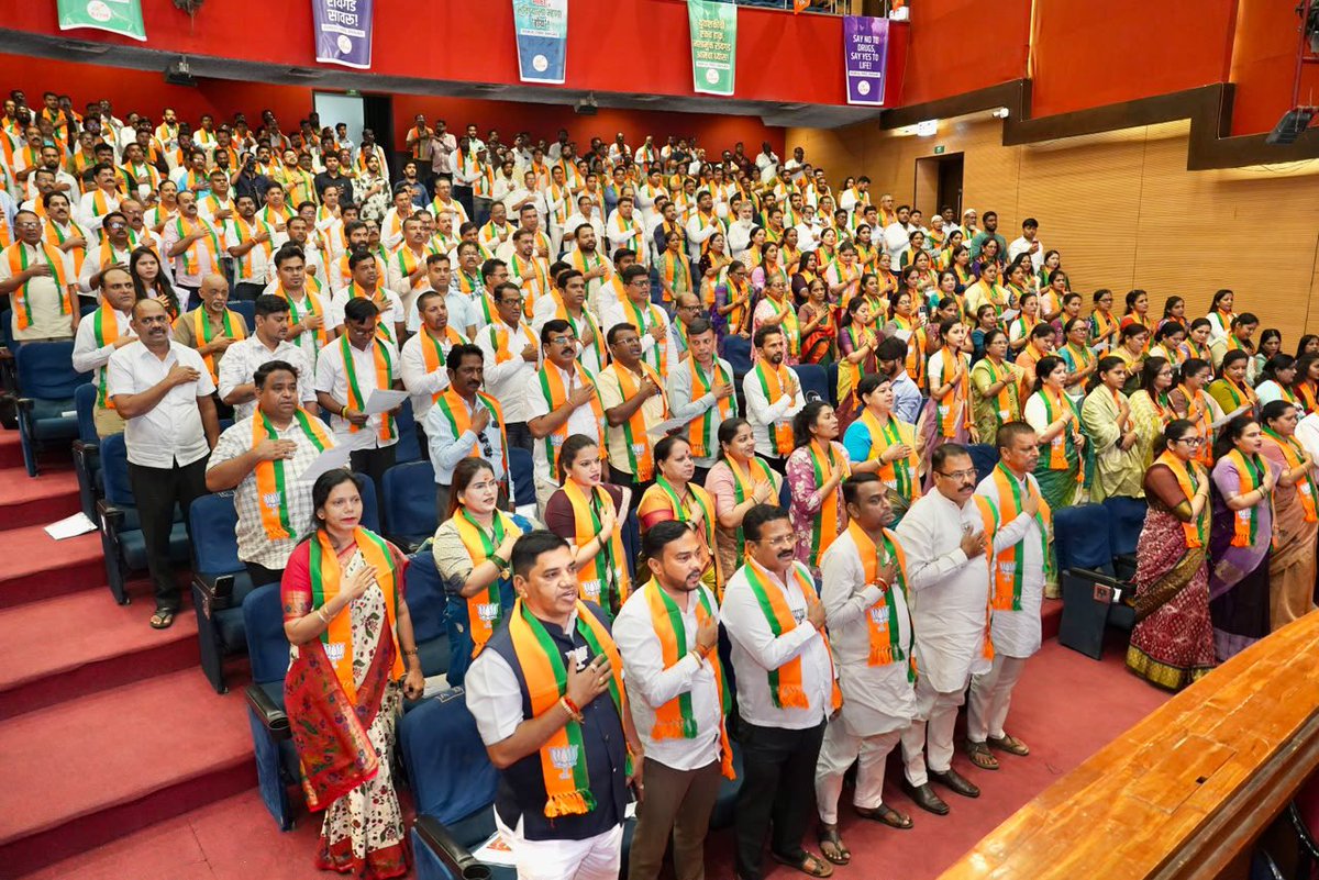 RaviDadaChavan's tweet photo. पनवेल येथे पार पडलेल्या भारतीय जनता पार्टी रायगड उत्तर जिल्हा कार्यकारिणी बैठकीला उपस्थित राहून पदाधिकारी व कार्यकर्त्यांना मार्गदर्शन केले. तसेच यावेळी 'नशा मुक्त रायगड' या विशेष अभियानाचा शुभारंभ करण्यात आला. 

याप्रसंगी संघटनात्मक कार्याचा आढावा घेतला तसेच आगामी काळातील संघटनात्मक उपक्रम व कार्यक्रमांच्या नियोजनाबाबत चर्चा केली. तसेच आपल्या भारताला पूर्णपणे नशामुक्त करण्यासोबतच युवकांचे भविष्य सुरक्षित ठेवणे हा आदरणीय पंतप्रधान नरेंद्र मोदीजींचा ठाम निर्धार आहे. याच दिशेने ‘नशामुक्त रायगड’ अभियानाच्या माध्यमातून युवकांच्या सुरक्षित भविष्यासाठी सर्वांनी एकजुटीने कार्य करण्याचे आवाहन पदाधिकारी व कार्यकर्त्यांना केले.

या बैठकीला प्रदेश सरचिटणीस आ. योगेश सागर, प्रदेश उपाध्यक्ष अतुल काळसेकर, प्रदेश सरचिटणीस आ. निरंजन डावखरे, प्रदेश चिटणीस आ. प्रशांत ठाकूर, आमदार महेश बालदी, भाजपाचे रायगड उत्तर जिल्हाध्यक्ष अविनाश कोळी, जिल्हा सरचिटणीस तथा पनवेल महापालिकेचे महापौर नितीन पाटील, उपमहापौर प्रमिलाताई पाटील, ज्येष्ठ नेते जे. एम. म्हात्रे, राज्य परिषद सदस्य अरुण भगत, जिल्हा परिषदेचे अध्यक्ष मंगेश वाकडीकर, कोकण म्हाडाचे माजी सभापती बाळासाहेब पाटील, पंचायत समितीच्या सभापती रंजनाताई वास्कर, उपसभापती भूपेंद्र पाटील, माजी सभागृहनेते व नगरसेवक परेश ठाकूर, माजी विरोधी पक्षनेते प्रीतम म्हात्रे, जिल्हा सरचिटणीस प्रकाश बिनेदार, दीपक बेहेरे, खालापूर पंचायत समिती सभापती कृष्णा पारंगे, पनवेल महापालिकेचे स्थायी समिती सभापती बबन मुकादम, महिला व बाल कल्याण सभापती ममताताई म्हात्रे, उरण उपनगराध्यक्ष रवी भोईर, ज्येष्ठ नेते श्रीनंद पटवर्धन, मनोज भुजबळ, सय्यद अकबर, महिला मोर्चाच्या जिल्हाध्यक्षा प्रियाताई मुकादम, युवा मोर्चाचे जिल्हाध्यक्ष आनंद ढवळे यांच्यासह इतर मान्यवर, अन्य पदाधिकारी आणि कार्यकर्ते उपस्थित होते.

#BJPFamily #DrugFreeIndia #Raigad #BJP4Maharashtra