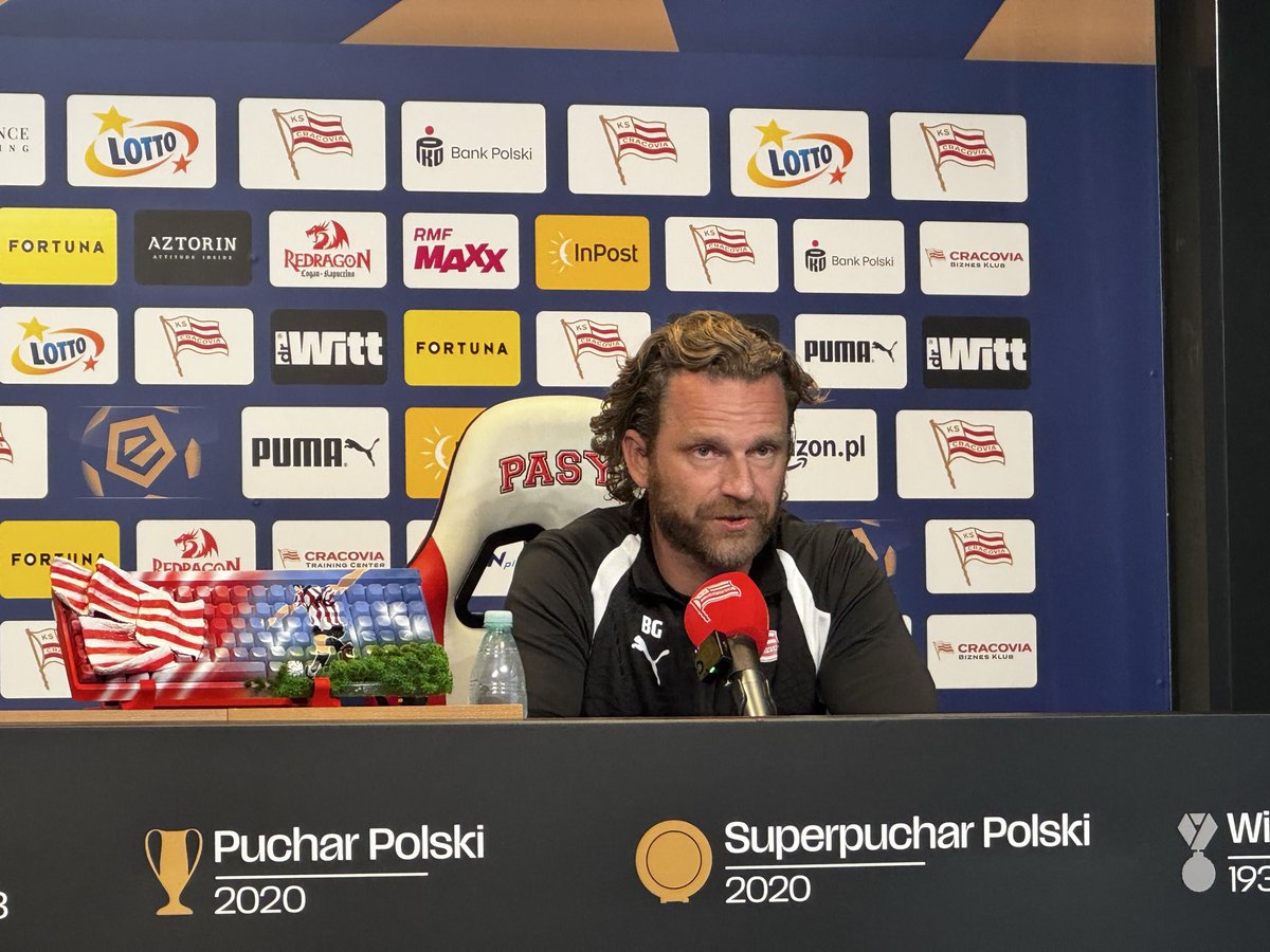 Rzepecki365's tweet photo. Bartosz Grzelak przed meczem @KSCracoviaSA z Wisłą Płock:

Mała liczba strzałów z Górnikiem: 

„Problem był z wymianą podań i z ich liczbą. Zazwyczaj potrzebowaliśmy 20-25 podań, by podejść pod bramkę rywala. Z Górnikiem był z tym problem, było mało piłek wertykalnych, zdecydowanie nie tak chcemy grać”.

Sytuacja związana z napastnikami:

„Nordas i Berte przyszli niedawno, muszą dostać szansę. Śmiglewski i Bogacz grają w rezerwach, ale nie jest tak że zostali odstawieni. Trenują normalnie z pierwszym zespołem, chcemy mieć opcję, wybór. Nordas potrzebuje jeszcze czasu, zrozumieć czego oczekujemy jako klub od dziewiątki”.

Współpraca w drugiej linii:

„Z takimi zawodnikami jak Hasić i Ltaief mamy dużą swobodę gry. Dobrze ze sobą współpracują, najważniejsze jest to, że grają razem. Jeśli to wykorzystamy, to będziemy kreować więcej”.

Słabsza dyspozycja Perkovica i ew. postawienie na Burleta:

„Burlet jest bardzo utalentowanym piłkarzem, w poprzednim klubie grał na wahadle, potrzebuje czasu by dostosować się do gry w czwórce obrońców. Dobrze pracuje na treningach, omijają go problemy zdrowotne”.