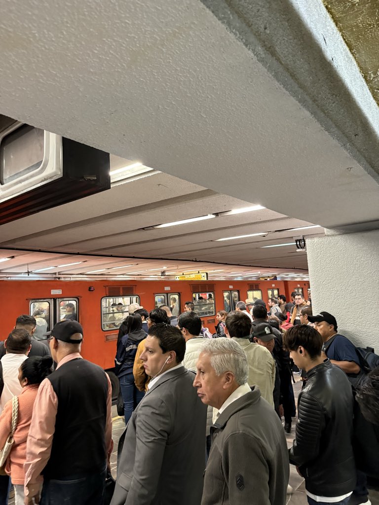 PabloTrejo04's tweet photo. @MetroCDMX Línea 3 colapsada. https://t.co/ntoA53vicd