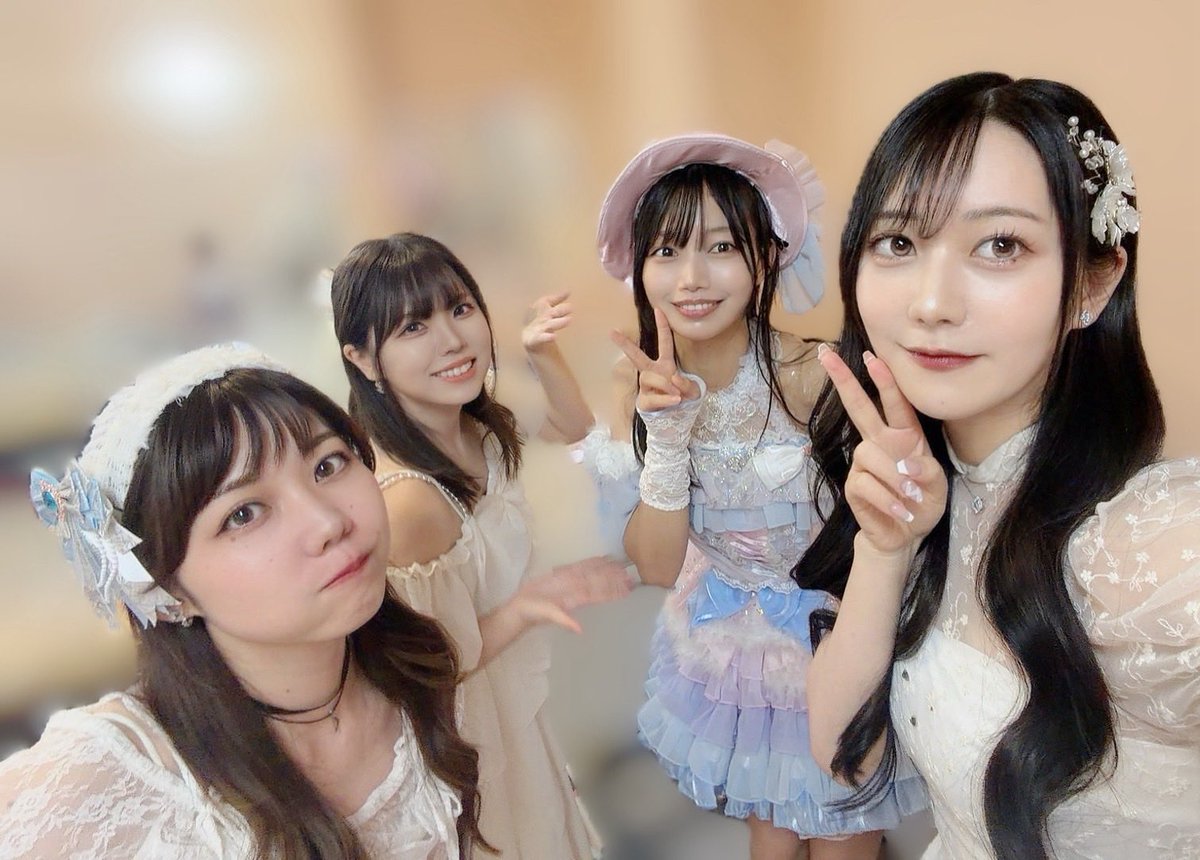 sumire_MewMew's tweet photo. 【#夏目綾トワイライト】
ゲスト出演させてもらいました✨

すごい懐かしい顔がステージから見えて
感極まりで危なかった‼︎

しかも、衣装チェンジもさせてもらって
初めてレベルのフリフリでめっちゃ照れた

綾との日々とか、デビューした時の
えみみと亜里沙の思い出とかが溢れて泣きそうでした😹 https://t.co/yo6Dc1e7lh