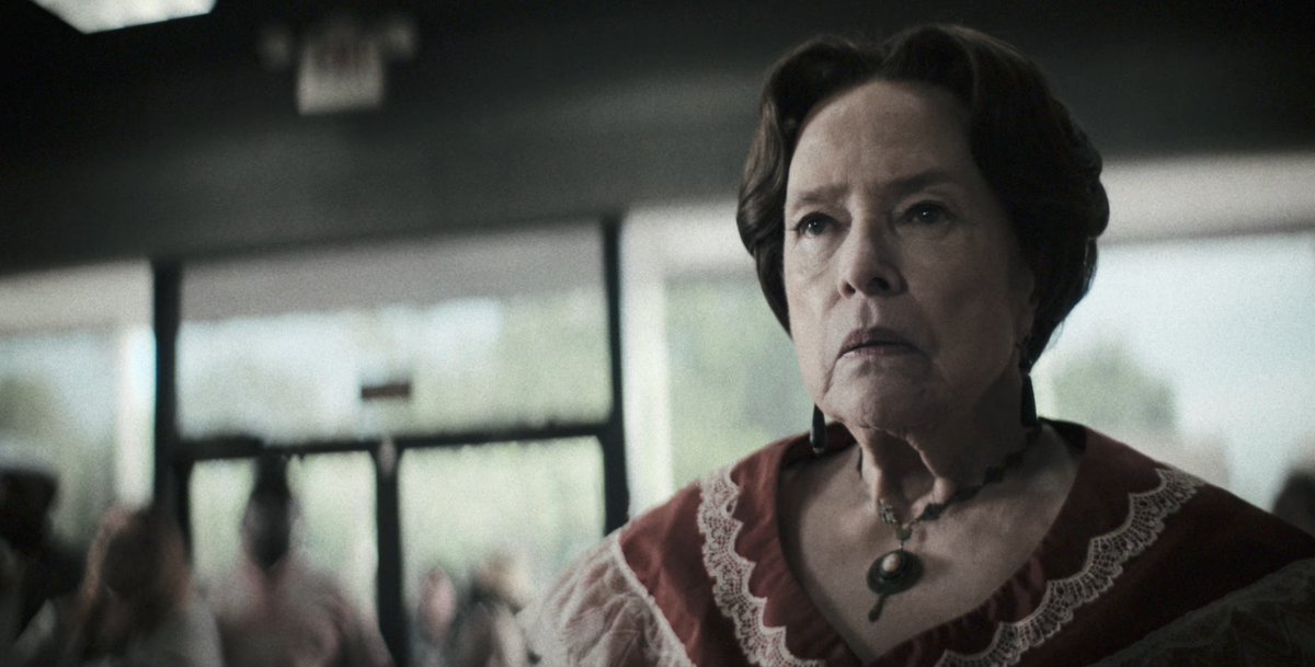 lucasahser's tweet photo. a lalaurie parece estar na lanchonete do inferno pessoal da queenie né? https://t.co/YTZSX0KXrf