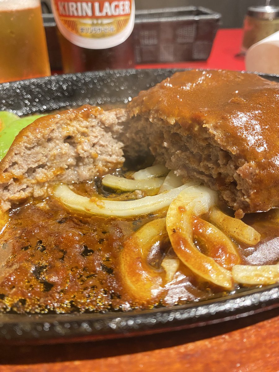 dreadrock_rasta's tweet photo. 囲いの紙意味無しで跳ねてるが大丈夫⁈
かつて富谷にあった名店、噂だけ知ってた
「らいおんの子」定禅寺通り、お初です
白飯必須だがビール飲みたいし腹張るし
ランチサラダのみ付けての
300gのハンバーグを発注
ランチ時に狙いすましてハンバーグとか
子供かよ👎

ですが、、とんでもねぇ美味さだ〜 https://t.co/nAj4PwUvqT