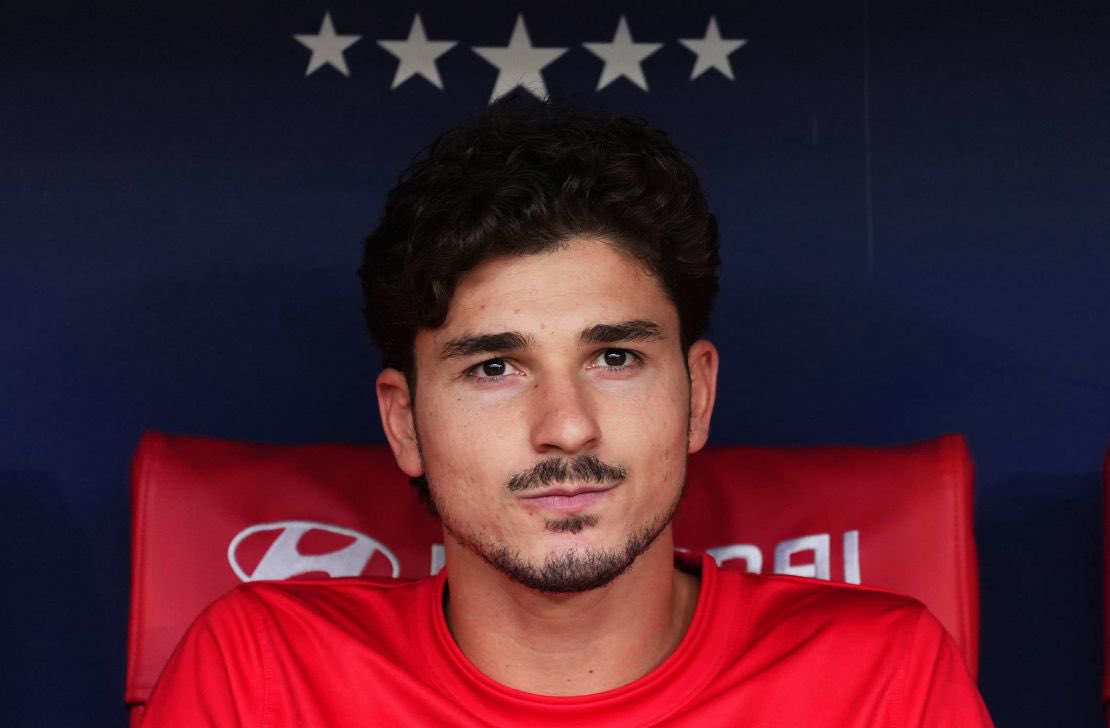 AtletiOnTop's tweet photo. Hoy ha salido el personaje de Deco, otra vez a hablar de Julián, que gente más cansina, no nos sueltan el brazo.
Pues bien, tiene las narices de decir que hicieron una gran oferta de 100M a pagar en 3 plazos.
Lo peor de todo es que ayer salió un documento en donde muestran que el Barça sigue debiendo dinero del fichaje de kounde (en 2017), deben también 30.000€ al Leganés, han atrasado el primer pago de Gordon, entre otras muchas cosas.
Juegan con otras normas, tienen impunidad total, no tienen un euro y siguen mandando ofertas.
Es tremendo