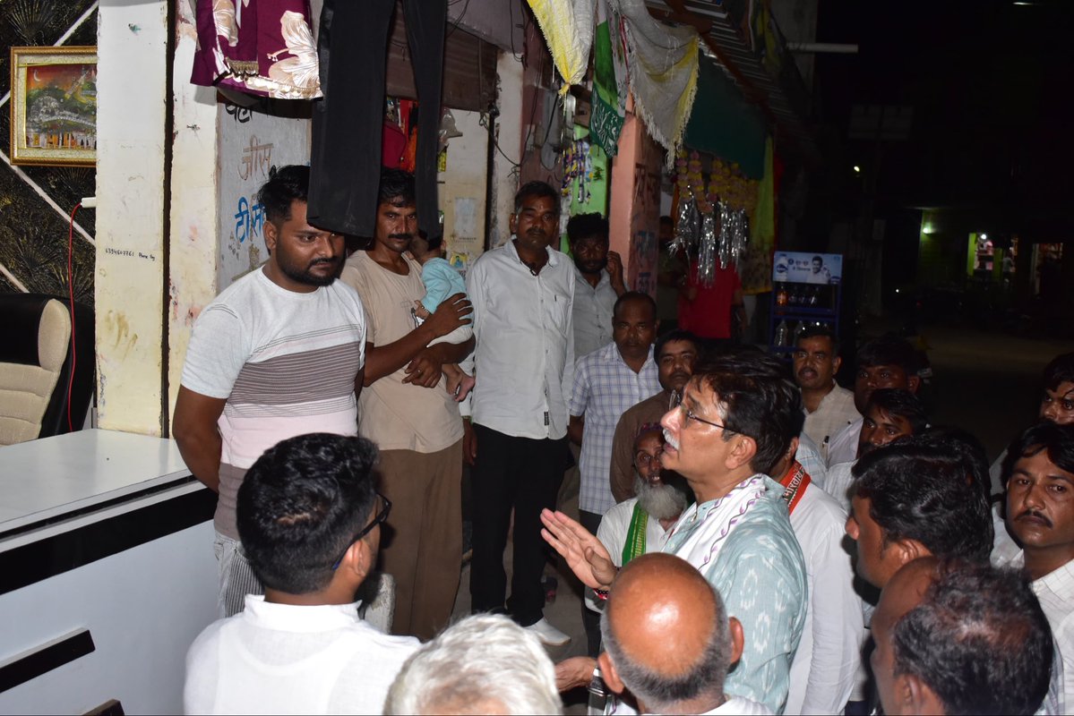 AnuraagJhansi's tweet photo. टोड़ी फतेहपुर में अत्यधिक वर्षा के कारण उत्पन्न आपदा की स्थिति के बीच आज मौके पर पहुंचकर स्थानीय लोगों से मुलाकात की एवं प्रभावित क्षेत्रों का निरीक्षण कर मौके की स्थिति का जायजा लिया।

स्थानीय लोगों से संवाद कर उनकी समस्याओं एवं आवश्यकताओं की जानकारी ली तथा उन्हें विश्वास दिलाया कि इस कठिन समय में डबल इंजन की सरकार और हम सभी जनप्रतिनिधि उनके साथ खड़े हैं। 

प्रभावित परिवारों को हरसंभव सहायता उपलब्ध कराने के लिए निरंतर प्रयास किए जा रहे हैं।

@CMOfficeUP @UPGovt @PMOIndia @BJP4India