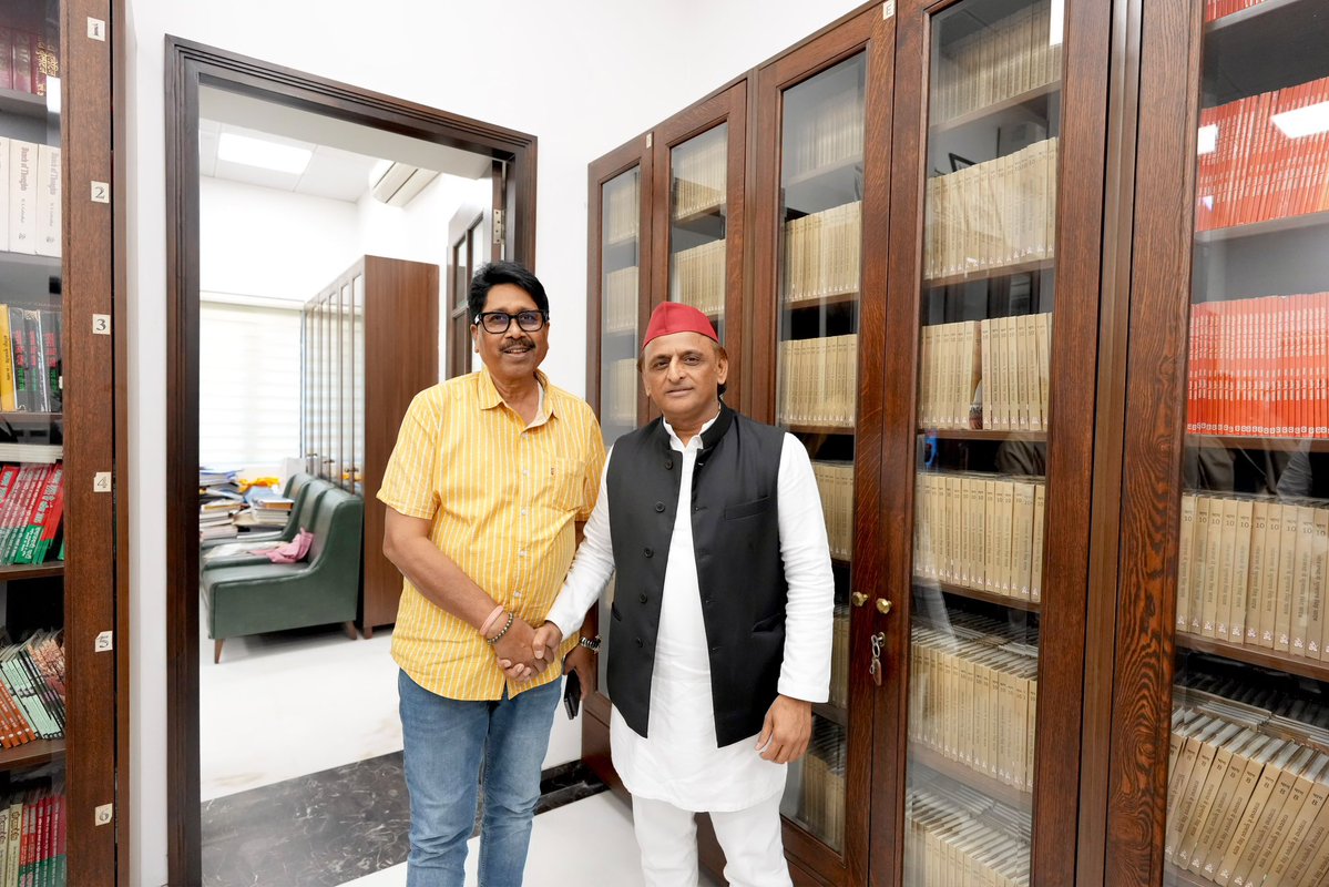 yadavakhilesh's tweet photo. ‘हनुमान अंश’ के रचनाकार-कलाकार से सप्रेम भेंट! https://t.co/PHxDnUjR7P