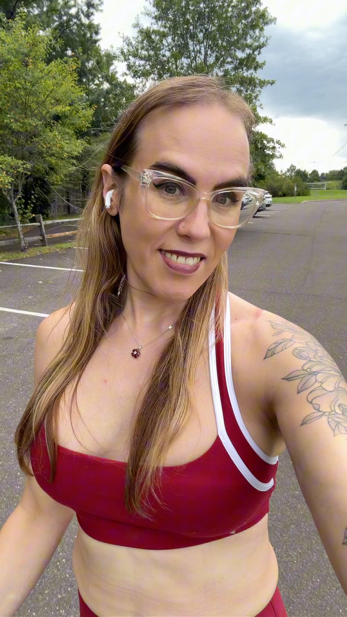 lisamyyah's tweet photo. 6’0”, 43, loves nylons &amp; working out ��� is this a dealbreaker for you? https://t.co/MBeDuovxLS