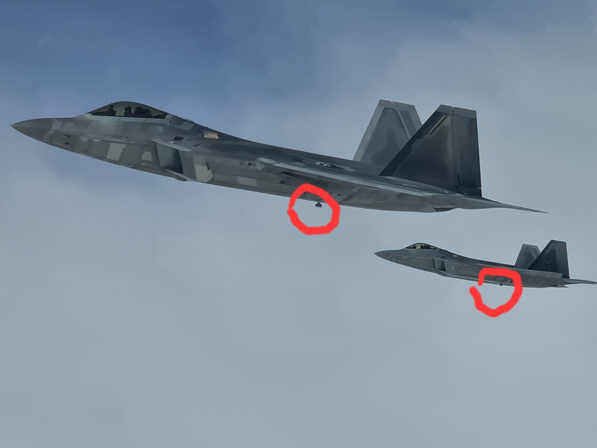 Etienne_Marcuz's tweet photo. Plusieurs personnes s'interrogent en commentaires sur l'intérêt du combat à vue (BFR) plutôt que celui hors de la portée visuelle (BVR) dans ce type de séquence. Voici quelques éléments :

- le combat à vue n'est pas fini, loin de là. Il s'en déroule quotidiennement en Ukraine et au PMO, certes contre des drones peu manœuvrants mais aux performances croissantes en termes de vitesse, manœuvrabilité et systèmes d'armes certains étant même équipés de missiles air-air ;
- des rencontres avec des appareils de combat adverses se déroulent presque quotidiennement également en Mer Baltique et Noire, avec un risque que la situation dégénère à tout moment, y compris en "dog fight" ;
- enfin, il y a une raison plus immédiate : même entre alliés très proche on ne dévoile pas toutes ses cartes en matière de performance des systèmes d'arme. On ne va pas utiliser les radars en modes spécifiques, ni les systèmes de guerre électronique. Et si vous regardez attentivement sous les F-22, vous verrez un petit dispositif spécial, une lentille qui augmente significativement leur signature radar, masquant la SER réelle en faisant perdre volontairement une partie de la furtivité de l'appareil. 

Dans ce type d'exercice, une chose prime avant tout : préserver la souveraineté de chacun sur ses systèmes complexes.