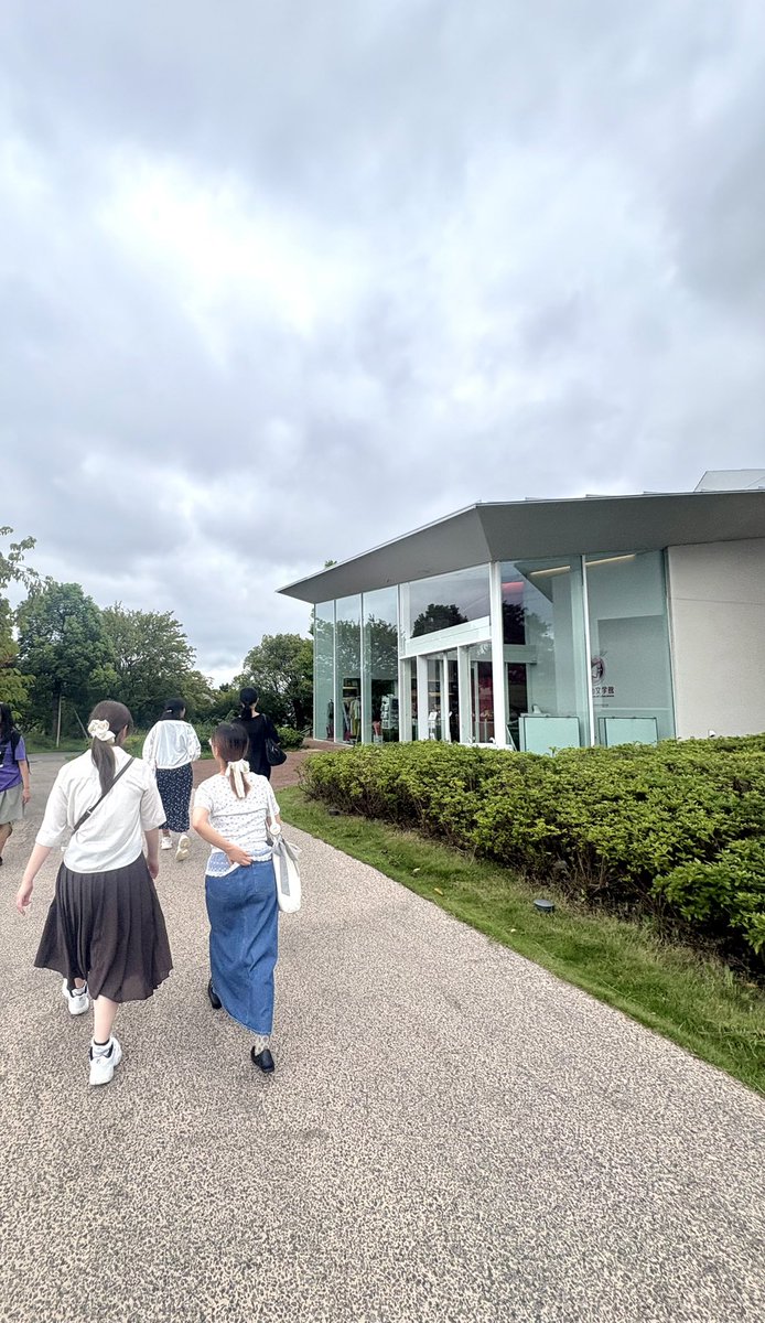 bookportal's tweet photo. 【活動報告】

 #魔法の文学館 （江戸川区角野栄子児童文学館)にお邪魔しました！

懐かしの絵本を見つけたり、なぞなぞの本に夢中になったり……とっても居心地のよい空間で、角野栄子さんの世界を大満喫できました！
みんな可愛かったけどﾘﾝｺﾞﾁｬﾝｶﾞｲﾁﾊﾞﾝｶﾜｲｲ…🍎

 #早稲田 https://t.co/gLhPQNrAYu